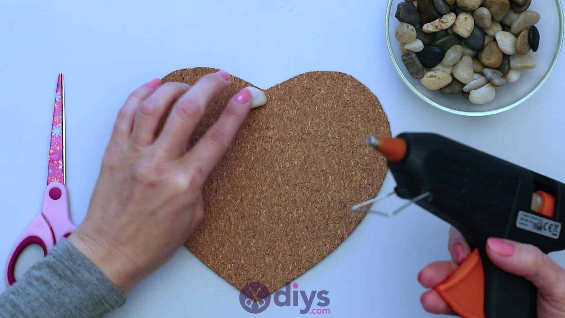 Heart shaped pebble underplate step 3a