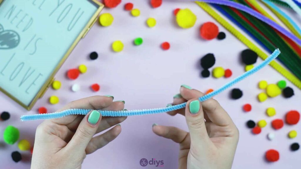 Pipe cleaner photo frame decoration step 1