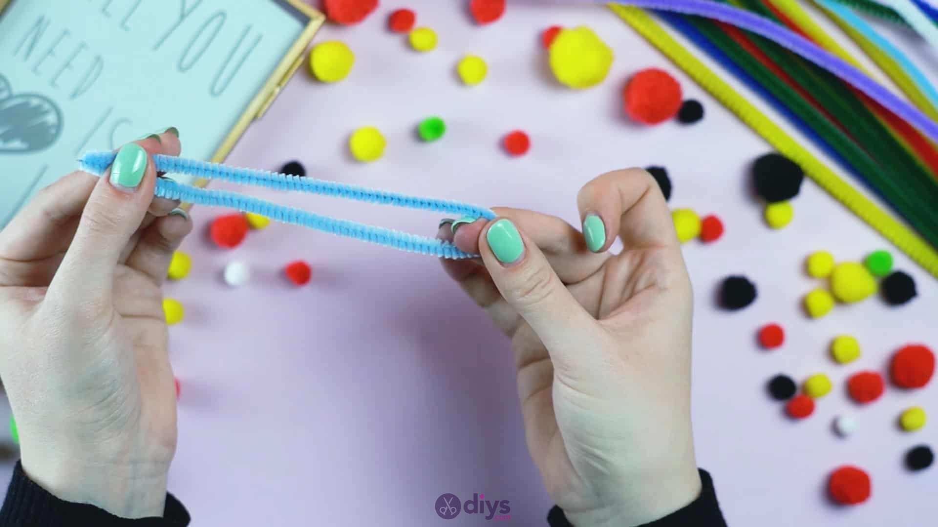 Pipe cleaner photo frame decoration step 1a