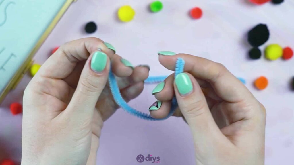 Pipe cleaner photo frame decoration step 1d