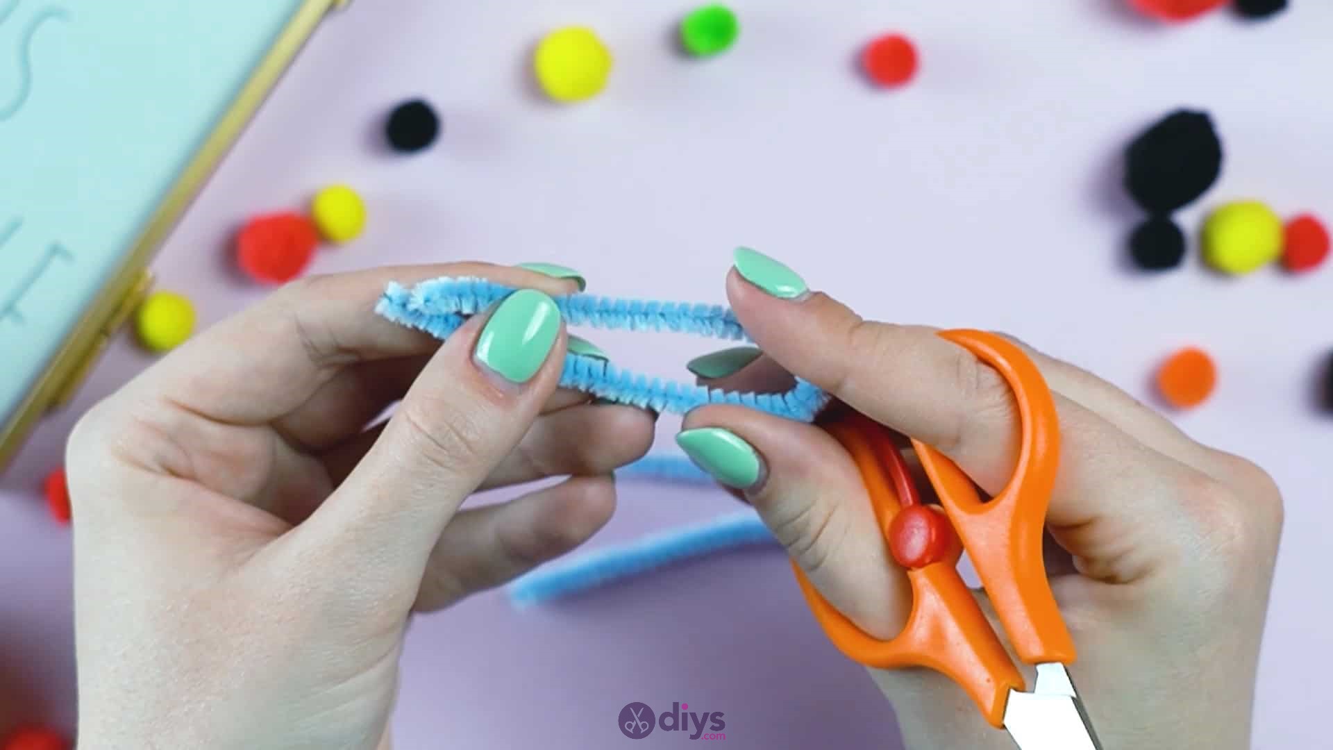 Pipe cleaner photo frame decoration step 1f
