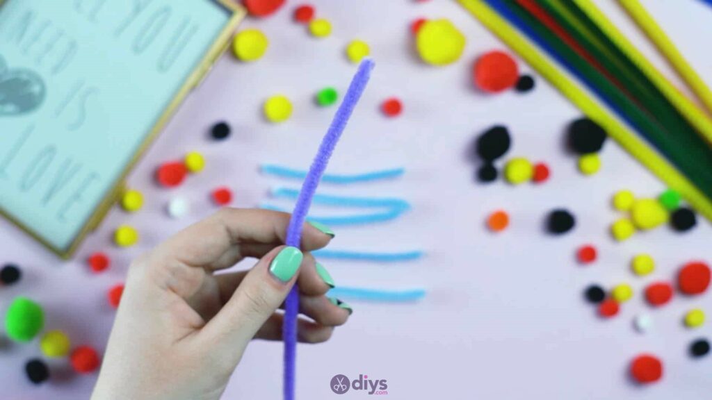 Pipe cleaner photo frame decoration step 4