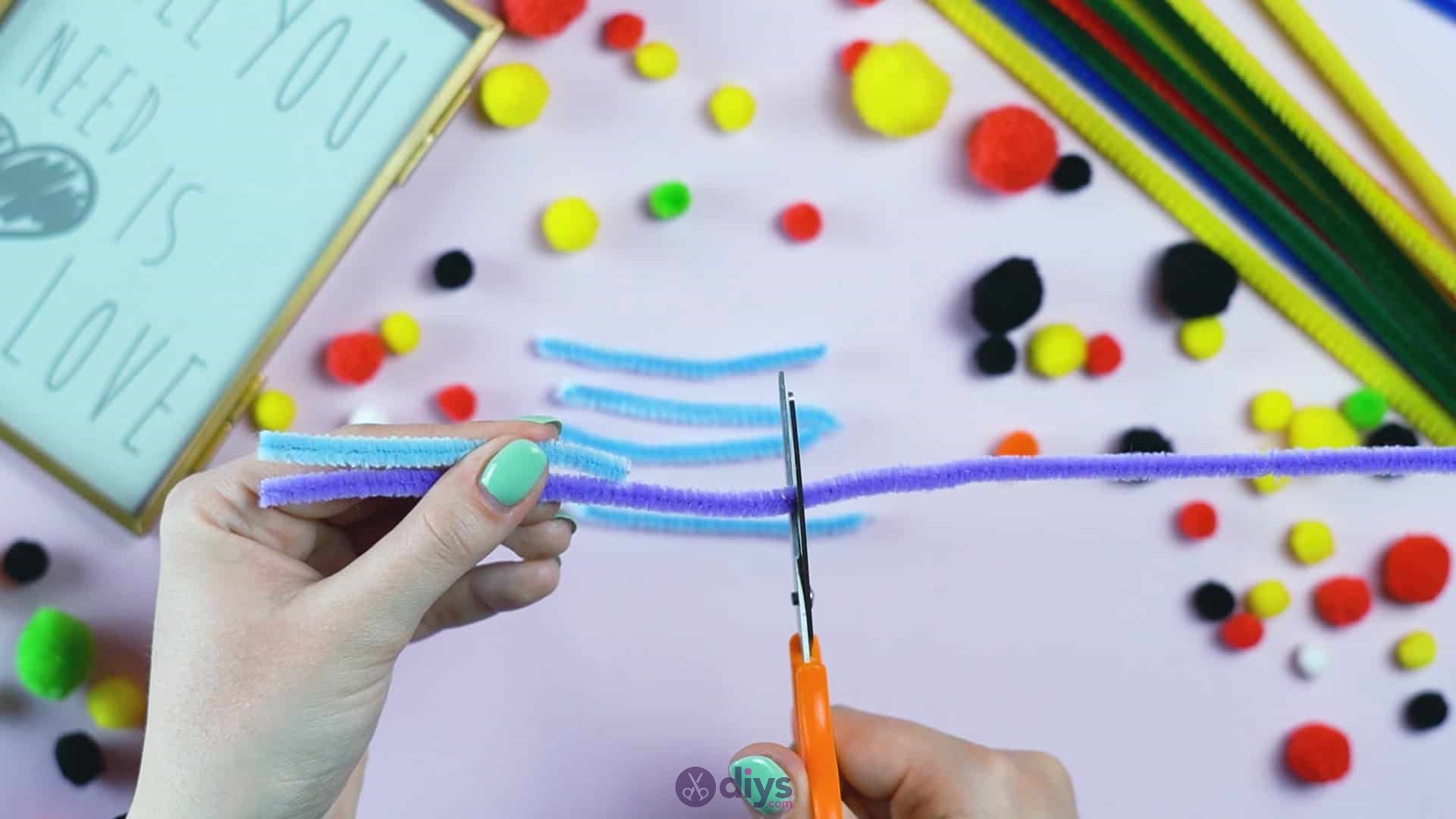 Pipe cleaner photo frame decoration step 4b