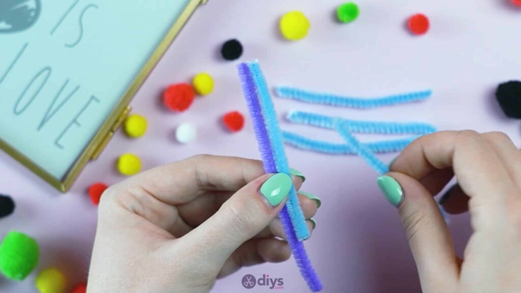 Pipe cleaner photo frame decoration step 5