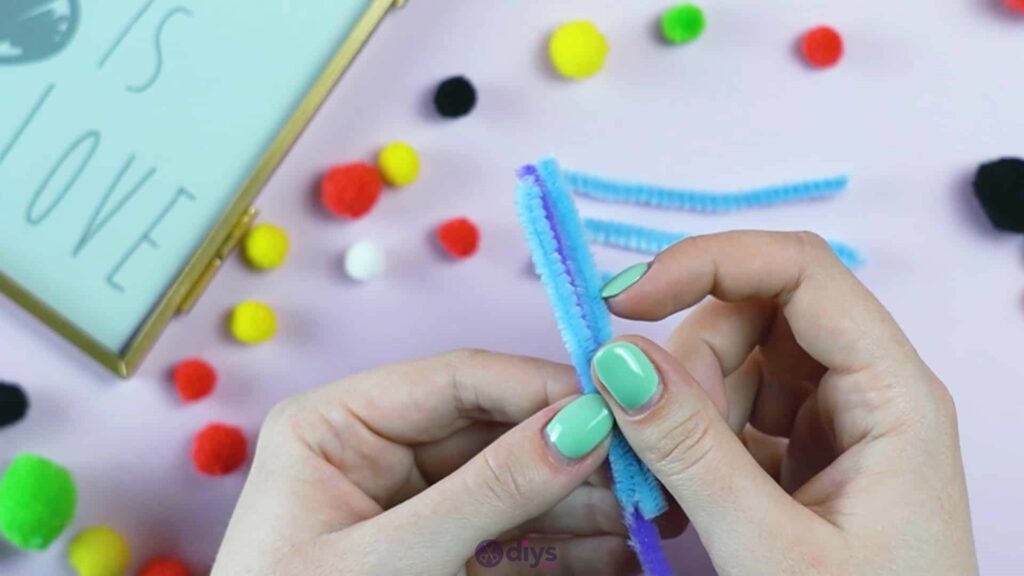 Pipe cleaner photo frame decoration step 5a