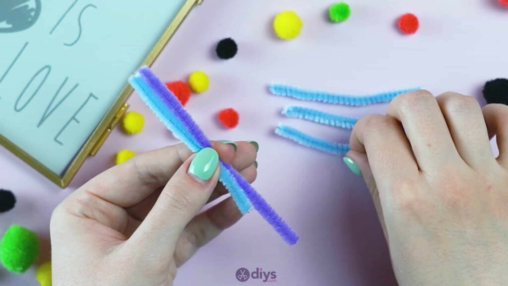 Pipe cleaner photo frame decoration step 5b