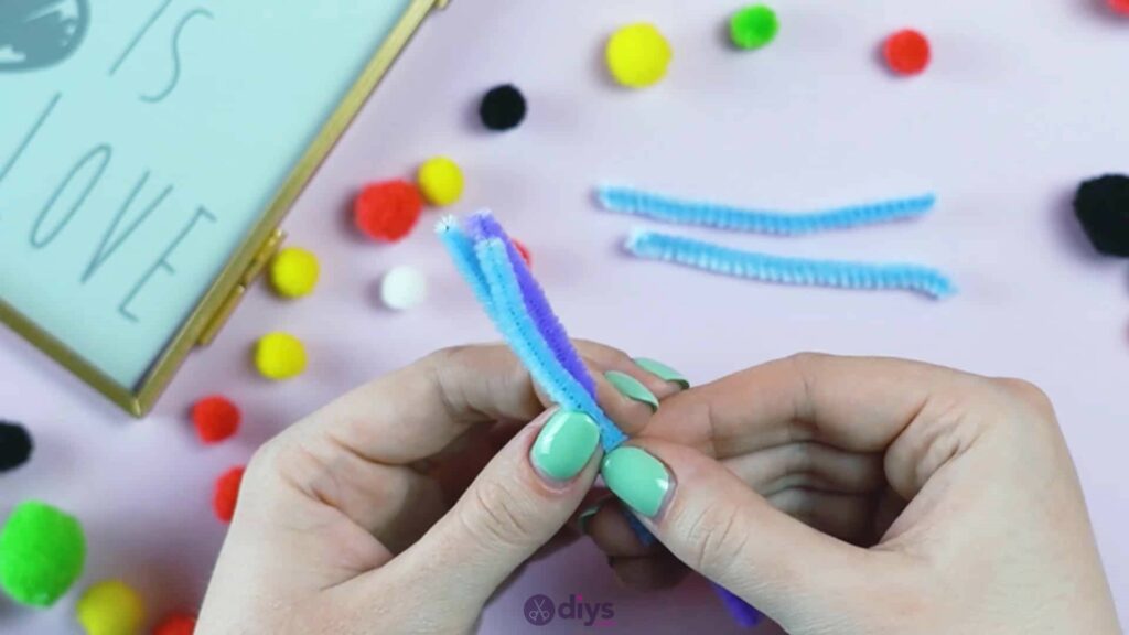 Pipe cleaner photo frame decoration step 5c