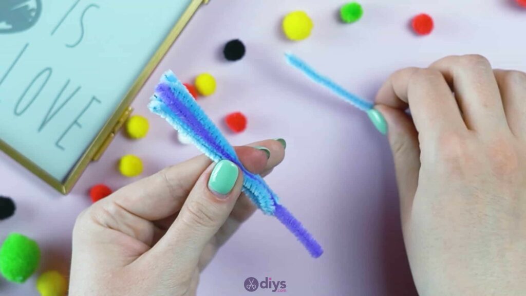 Pipe cleaner photo frame decoration step 5d
