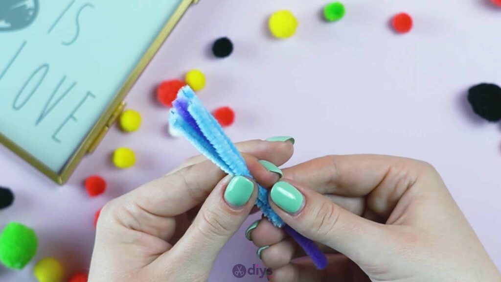 Pipe cleaner photo frame decoration step 5e