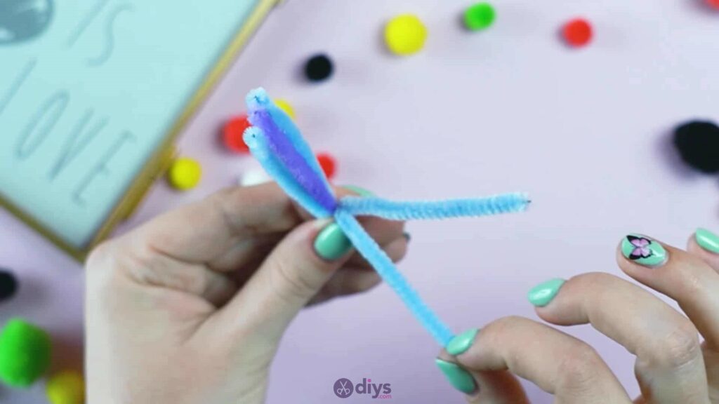 Pipe cleaner photo frame decoration step 6