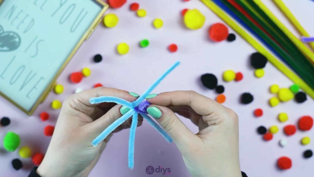 Pipe cleaner photo frame decoration step 6d