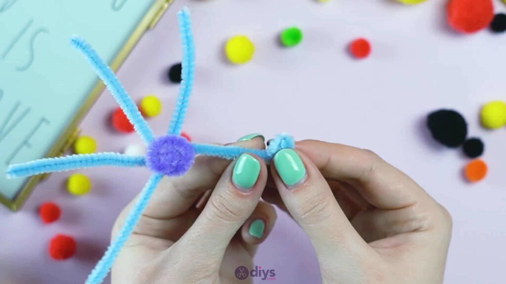 Pipe cleaner photo frame decoration step 6e