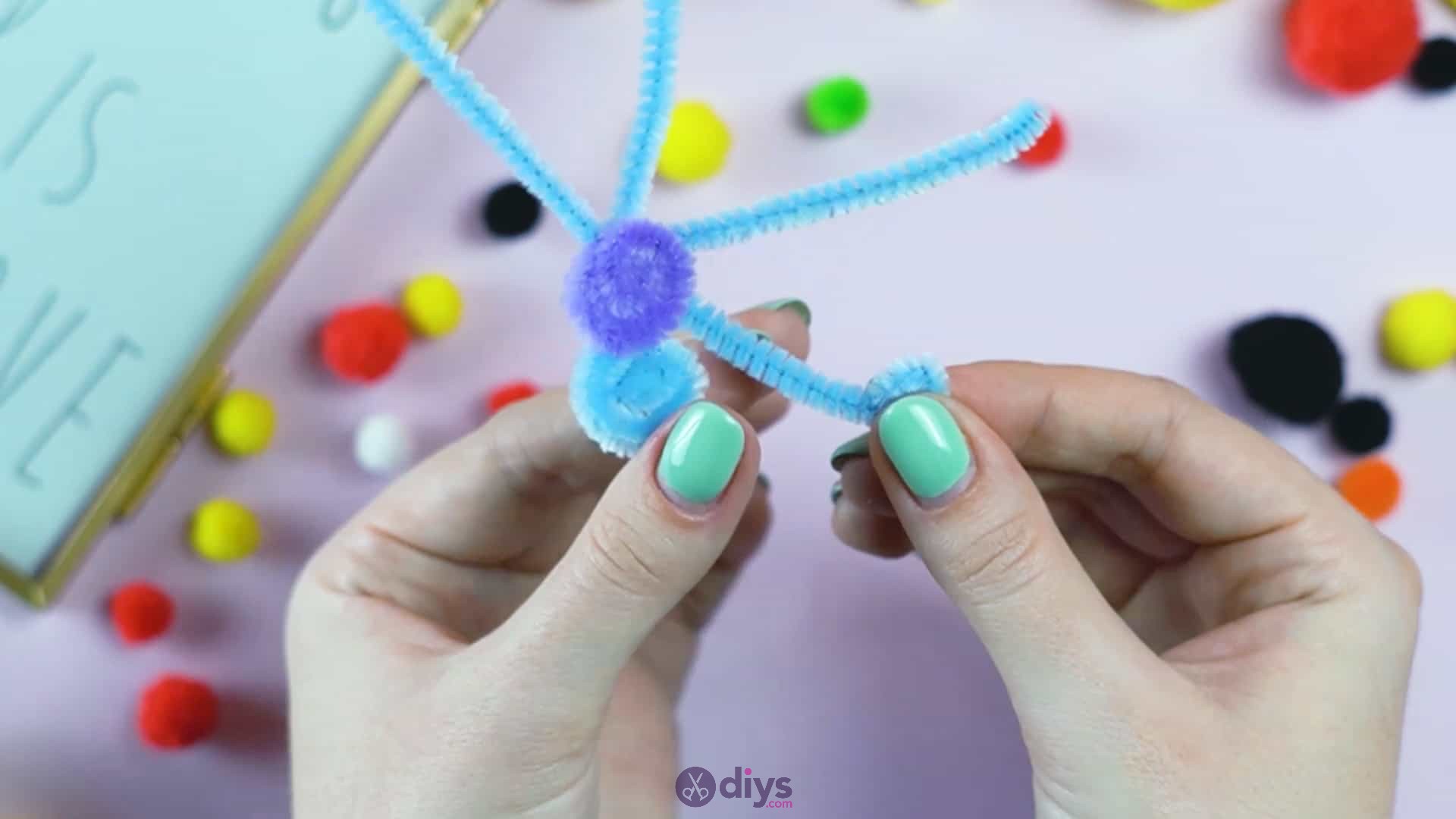 Pipe cleaner photo frame decoration step 6g
