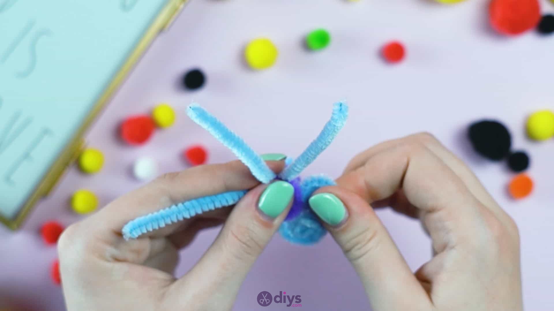 Pipe cleaner photo frame decoration step 6h