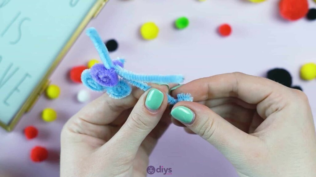 Pipe cleaner photo frame decoration step 6i