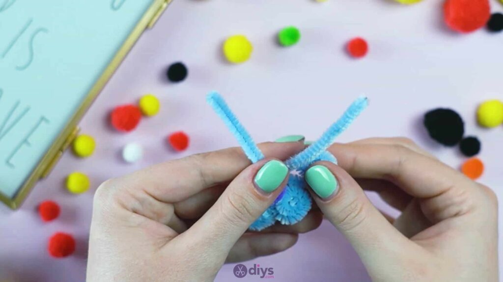 Pipe cleaner photo frame decoration step 6j