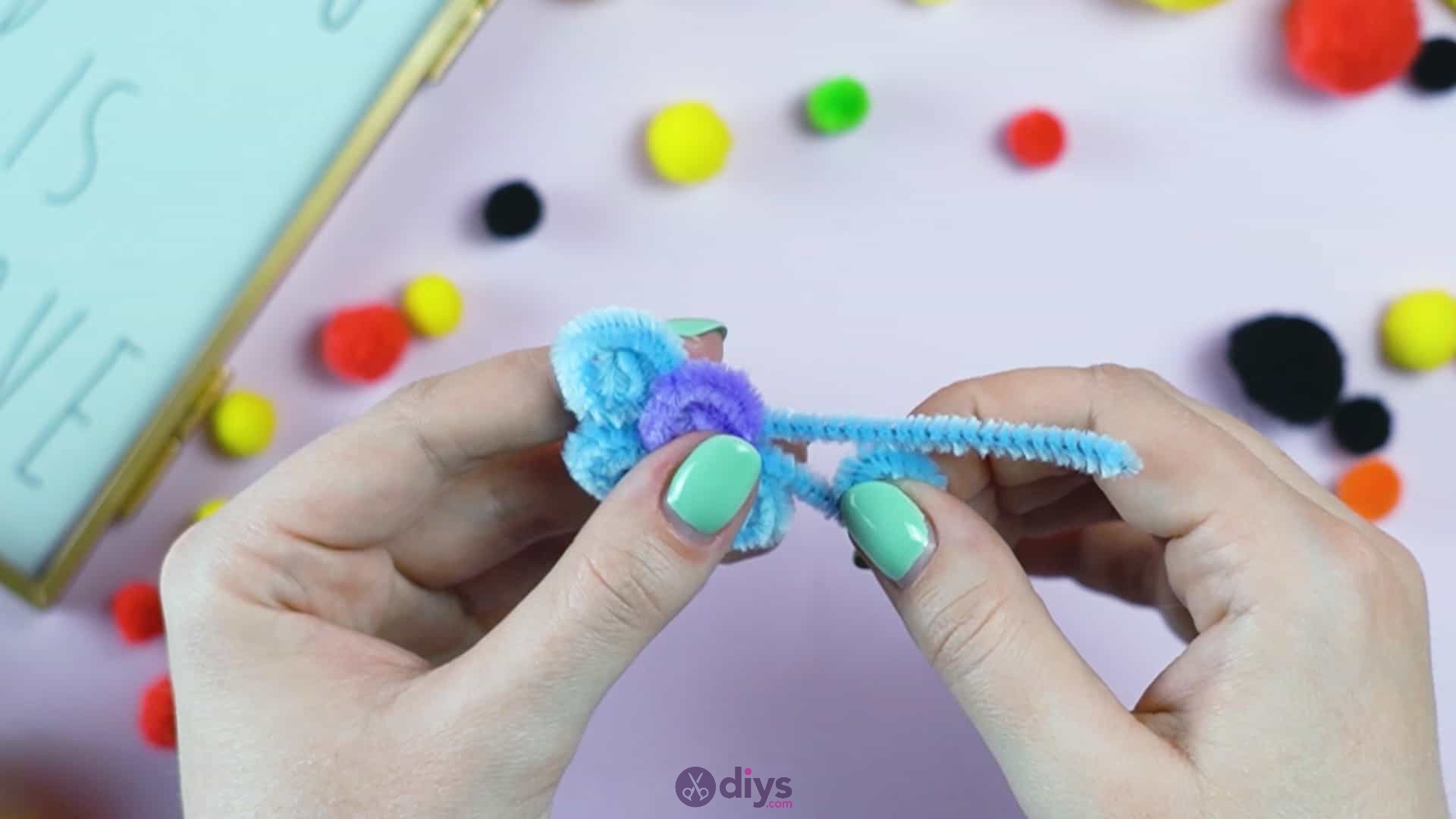 Pipe cleaner photo frame decoration step 6k