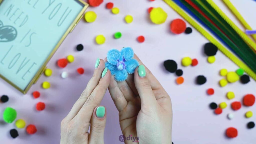 Pipe cleaner photo frame decoration step 7