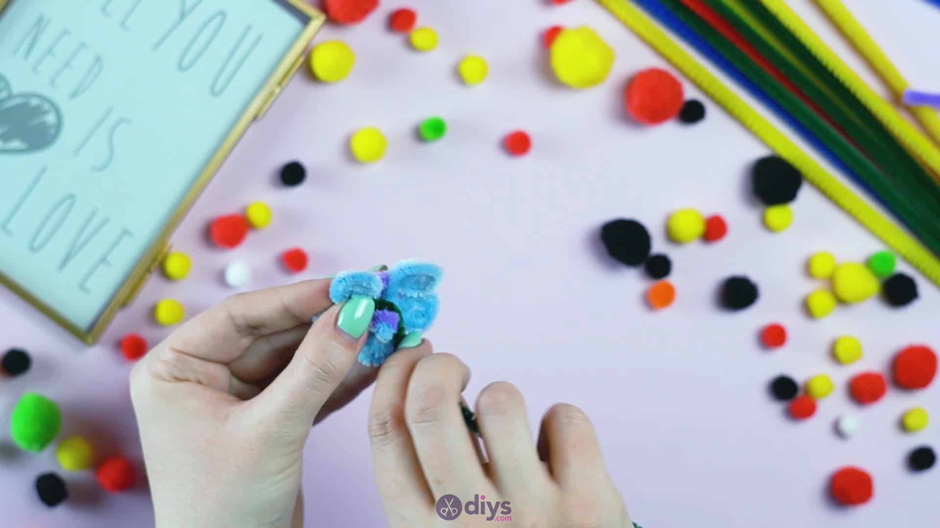 Pipe cleaner photo frame decoration step 7b