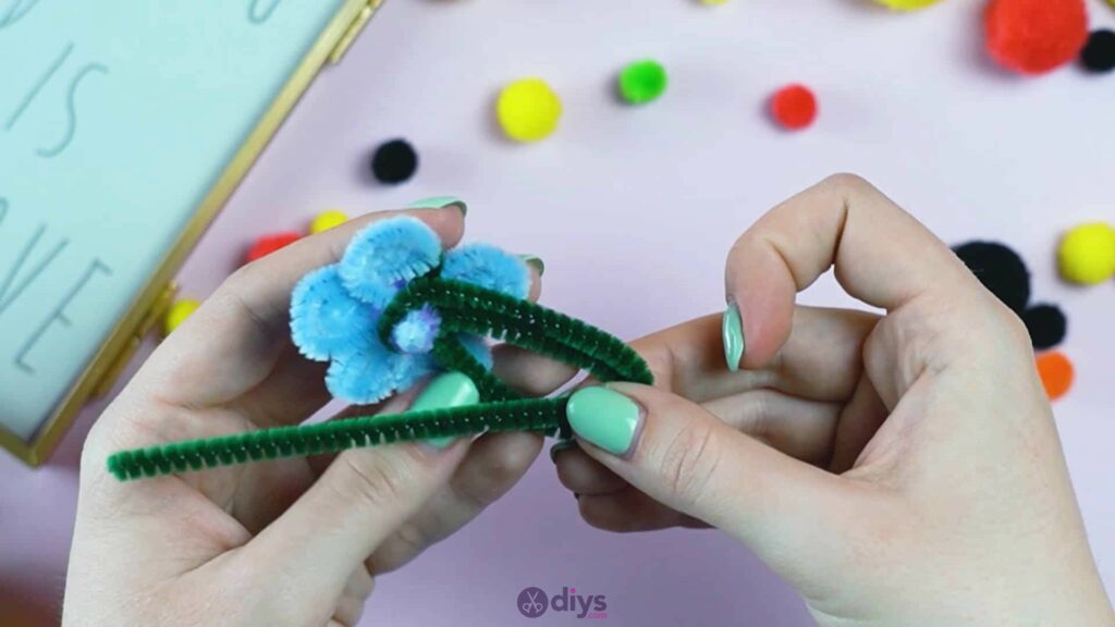 Pipe cleaner photo frame decoration step 7d