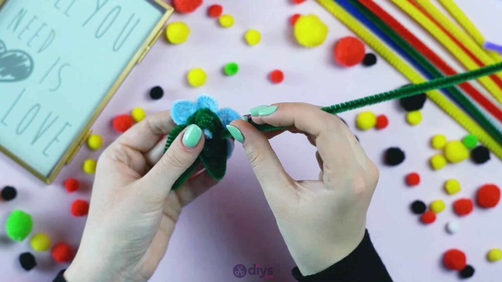 Pipe cleaner photo frame decoration step 8b