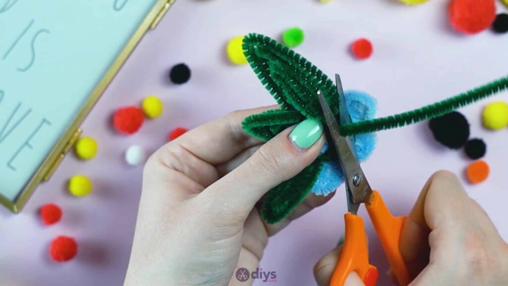 Pipe cleaner photo frame decoration step 8e