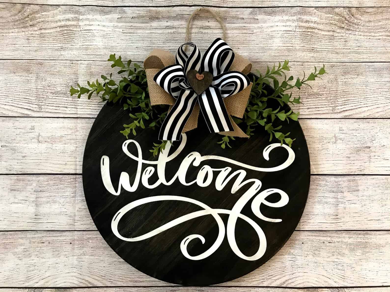 Round Cottage Style Welcome Sign