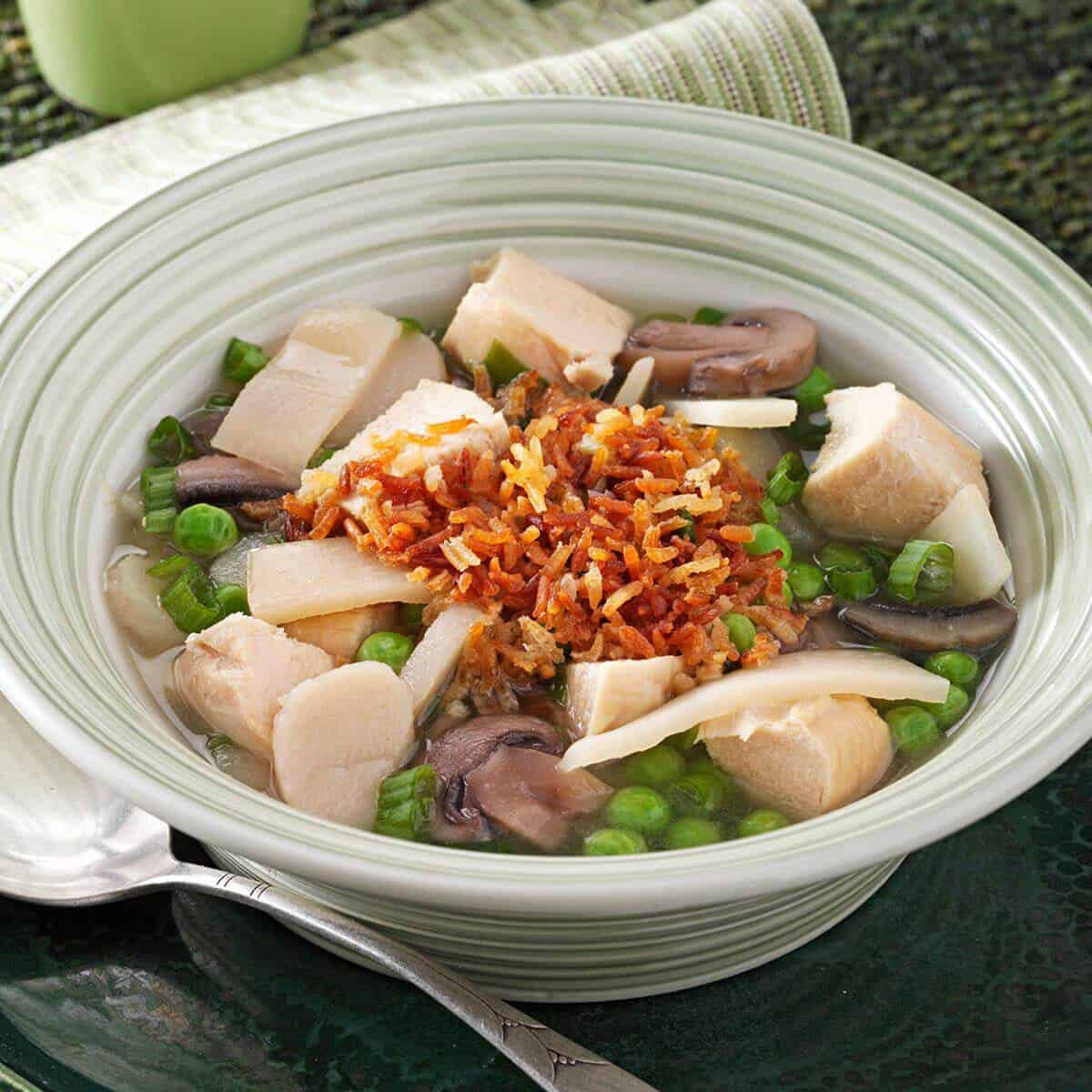 Sizzling rice soup with chicken, mushrooms, bamboo shoots, water chestnuts and peas