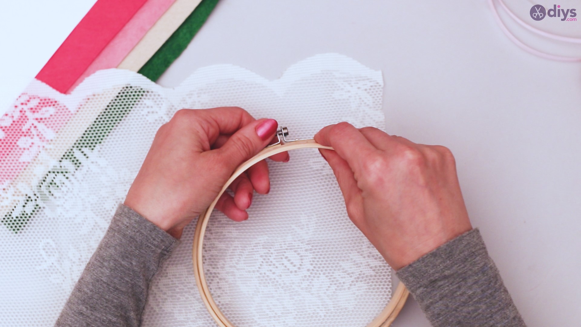 Diy embroidery hoop wall decor tutorial step by step (1)