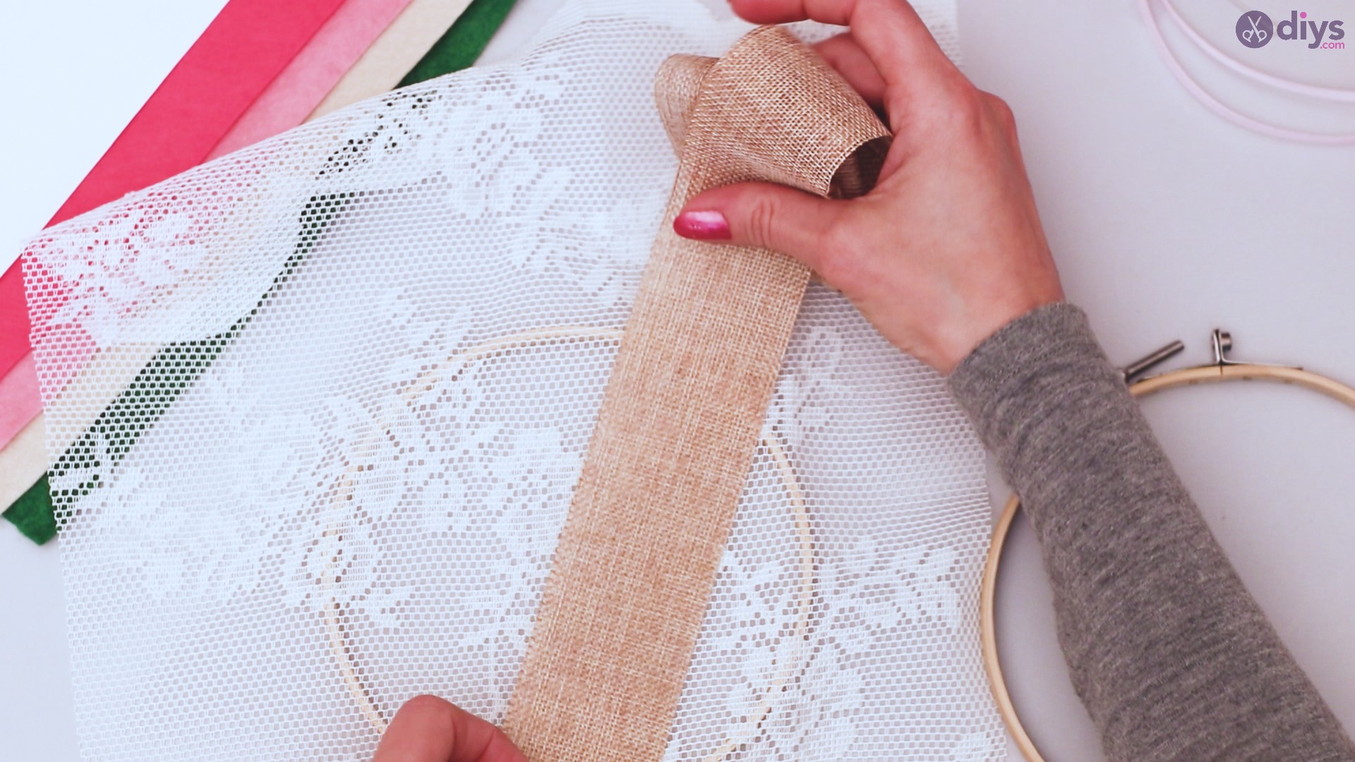 Diy embroidery hoop wall decor tutorial step by step (3)