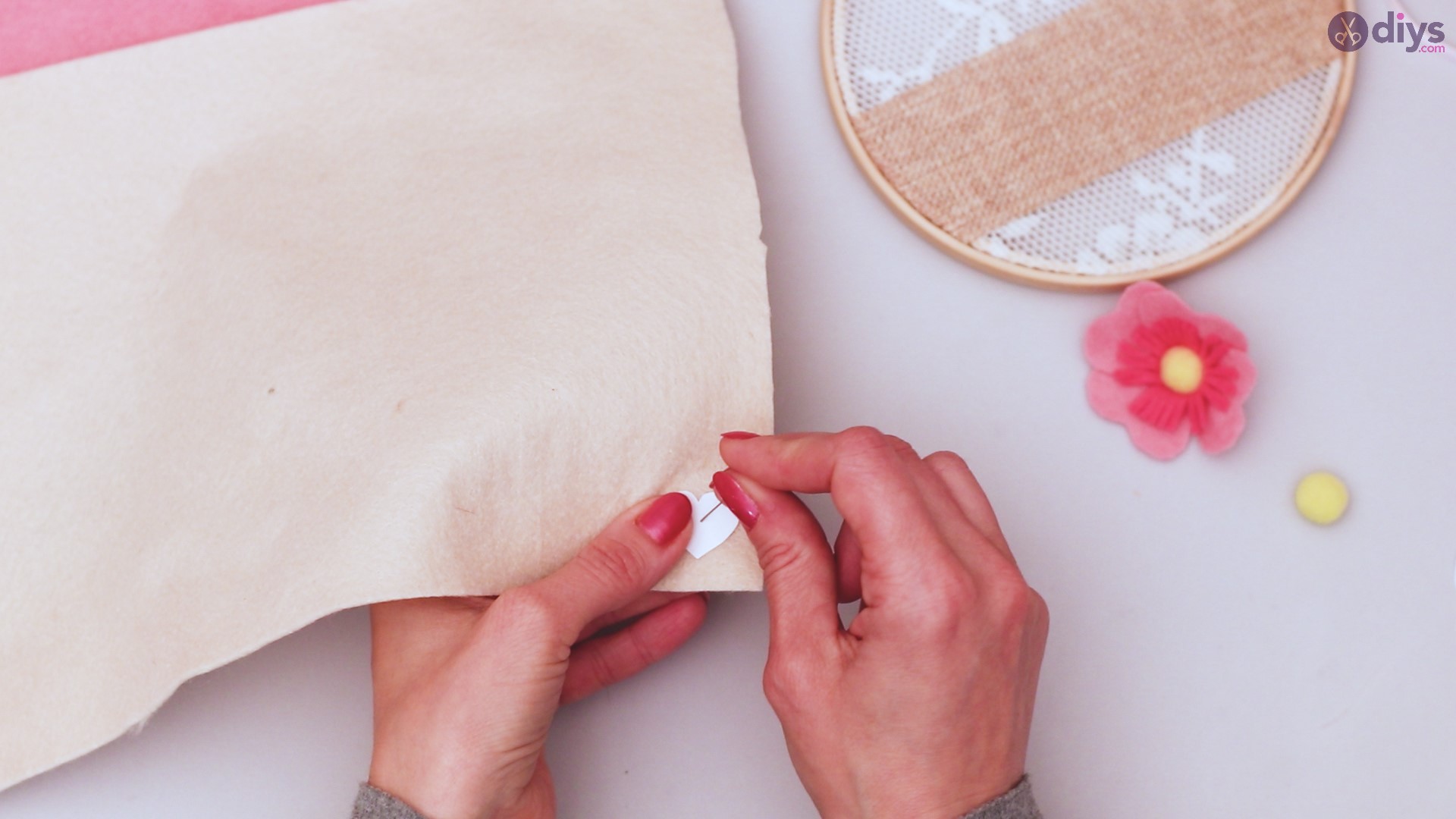 Diy embroidery hoop wall decor tutorial step by step (33)