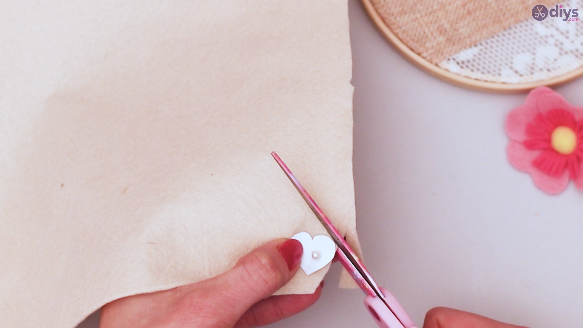 Diy embroidery hoop wall decor tutorial step by step (34)