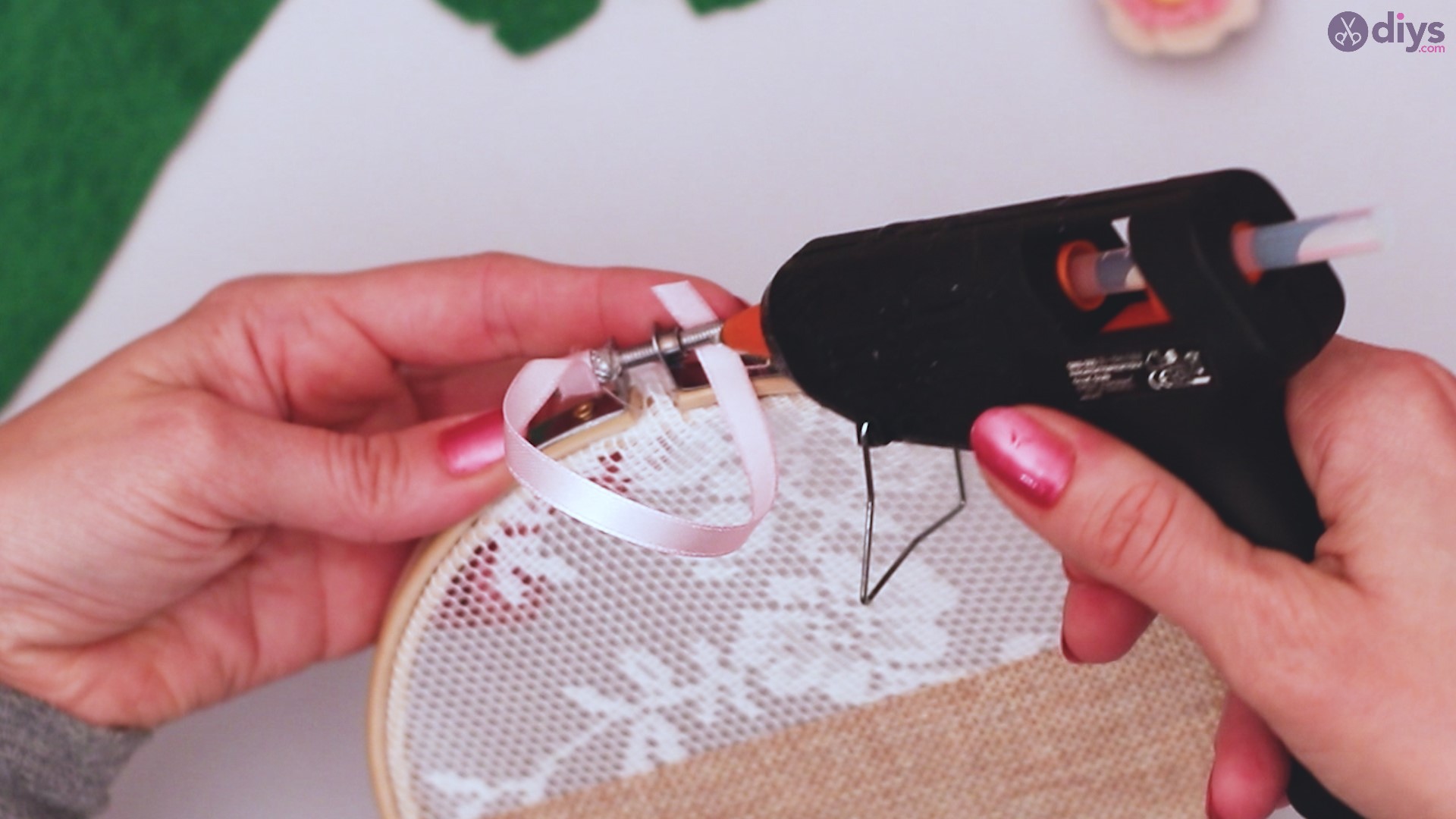 Diy embroidery hoop wall decor tutorial step by step (56)
