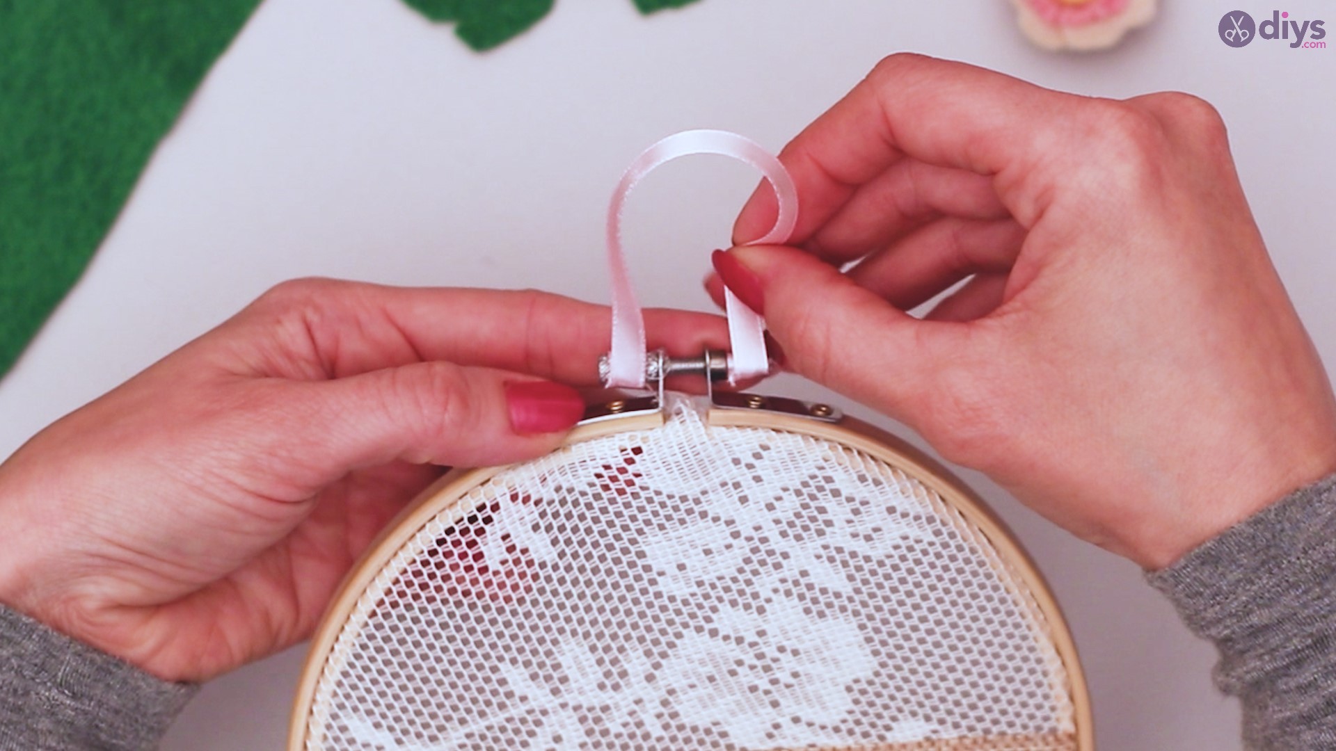Diy embroidery hoop wall decor tutorial step by step (57)