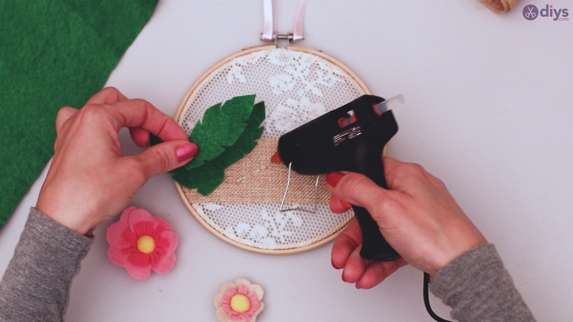 Diy embroidery hoop wall decor tutorial step by step (58)