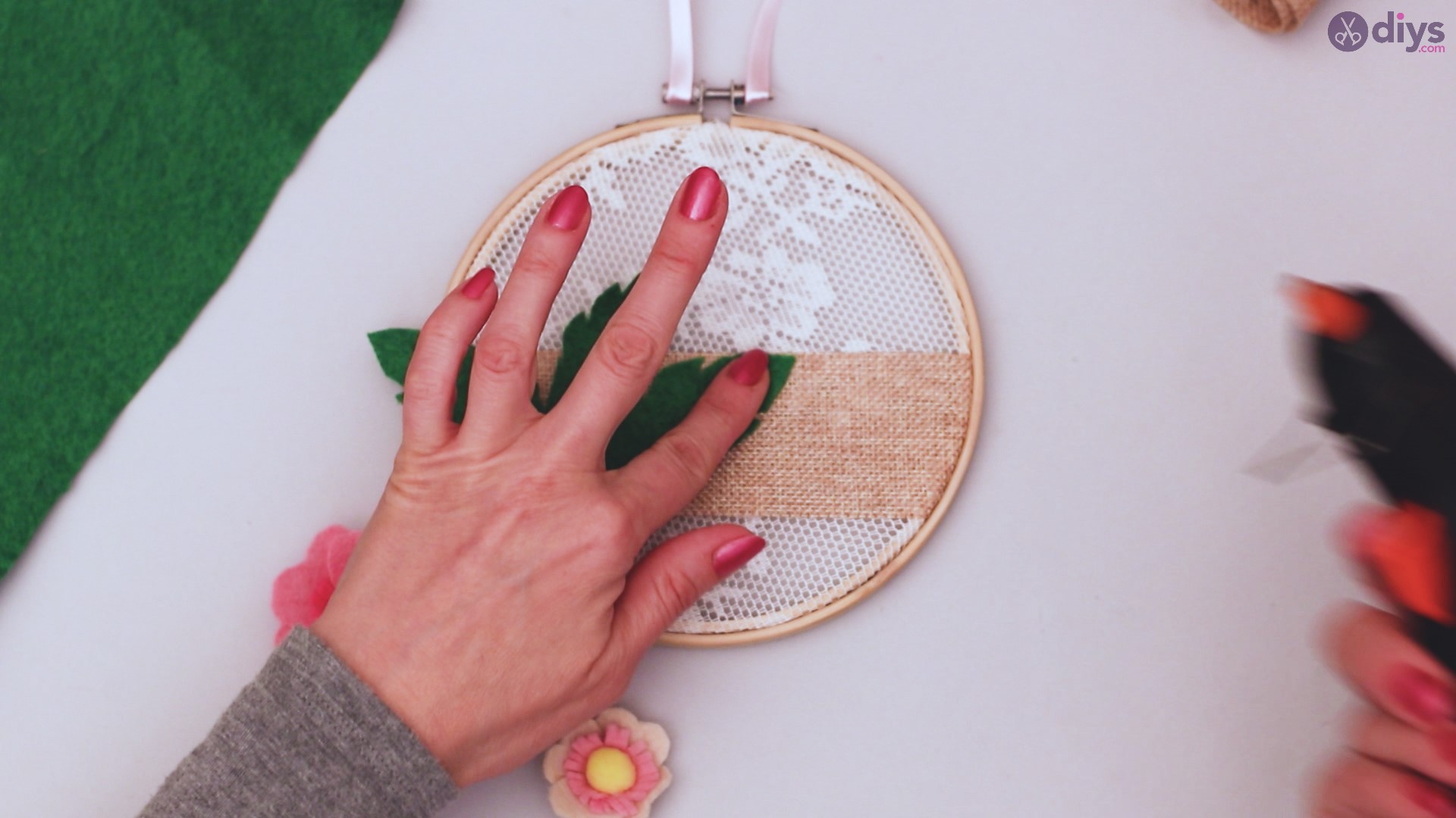 Diy embroidery hoop wall decor tutorial step by step (59)
