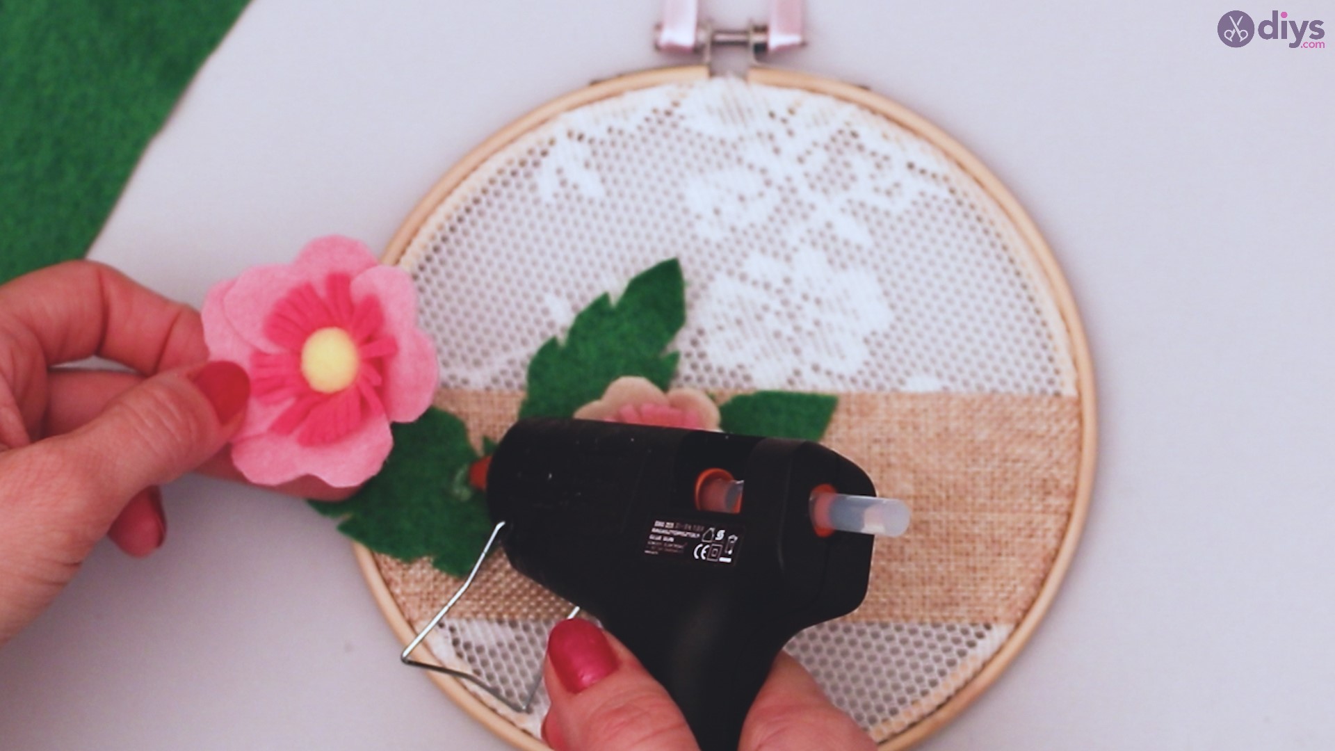 Diy embroidery hoop wall decor tutorial step by step (60)