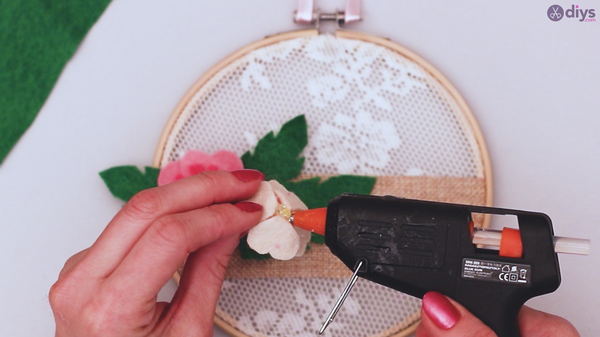 Diy embroidery hoop wall decor tutorial step by step (62)