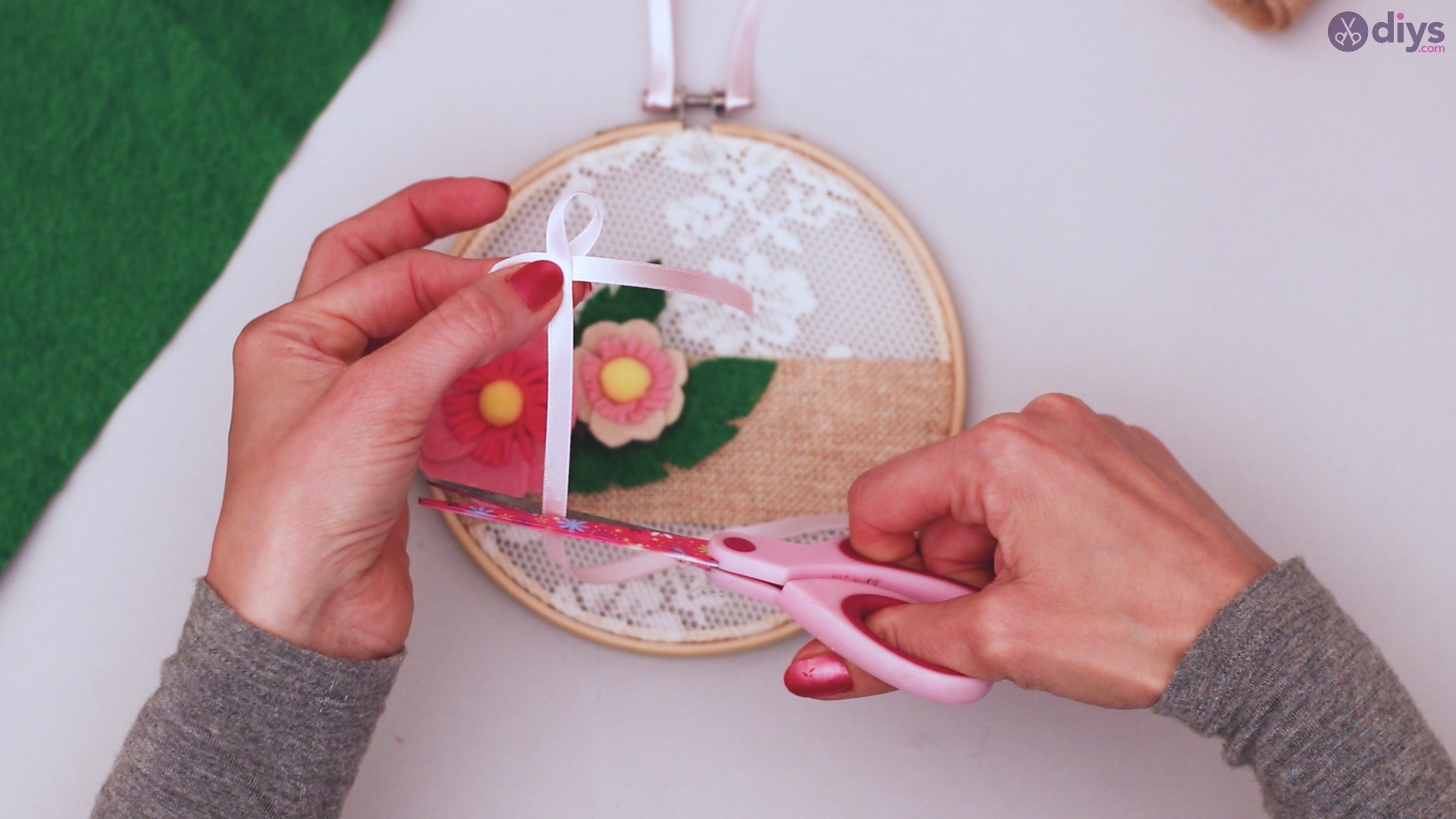 Diy embroidery hoop wall decor tutorial step by step (65)