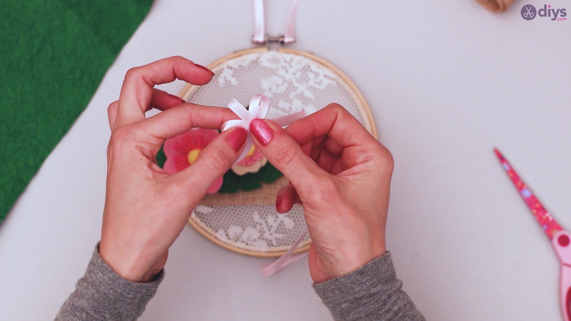 Diy embroidery hoop wall decor tutorial step by step (66)