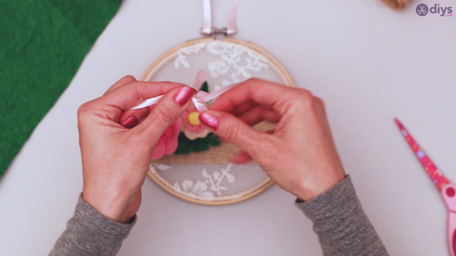 Diy embroidery hoop wall decor tutorial step by step (67)