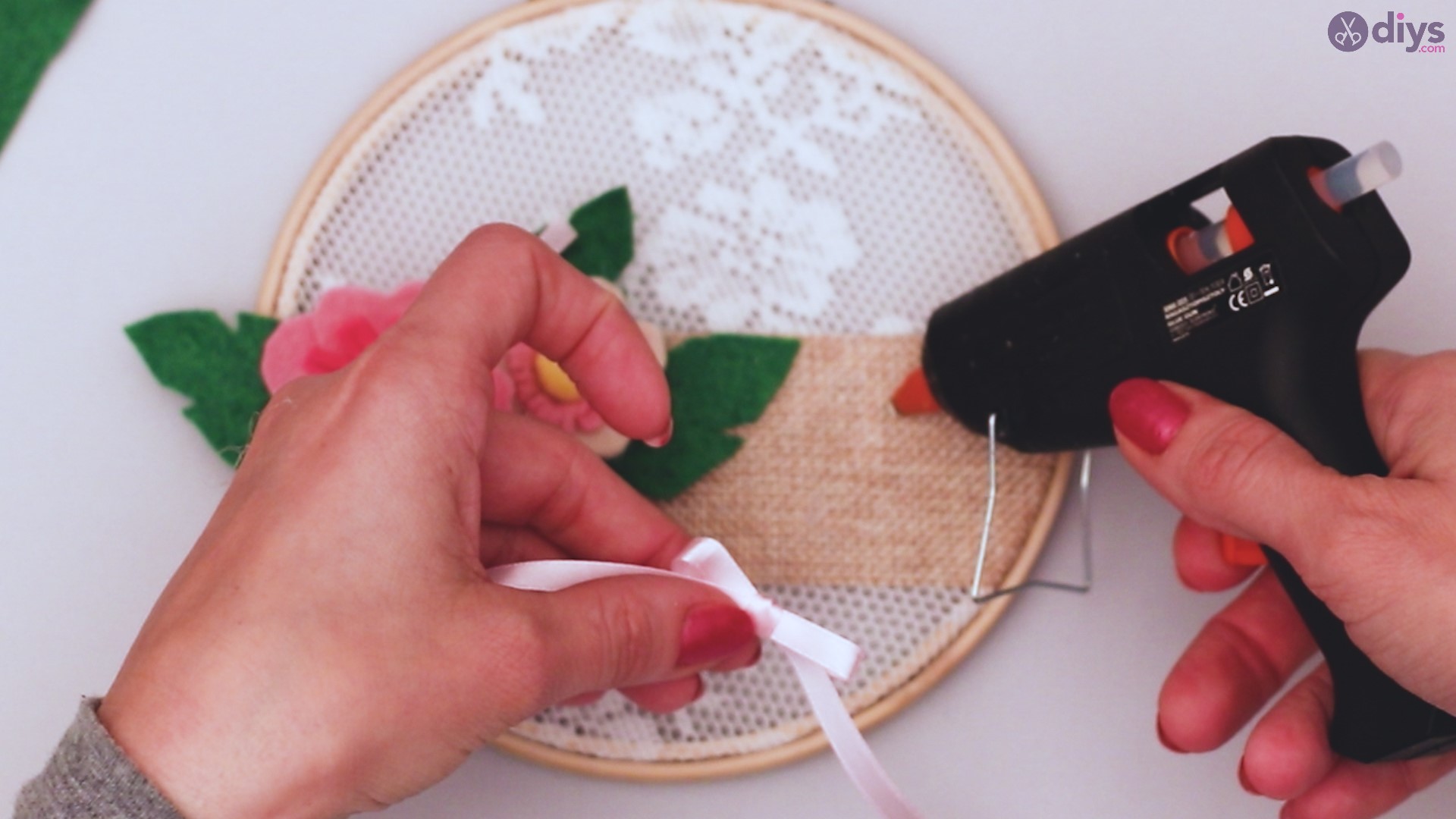 Diy embroidery hoop wall decor tutorial step by step (69)