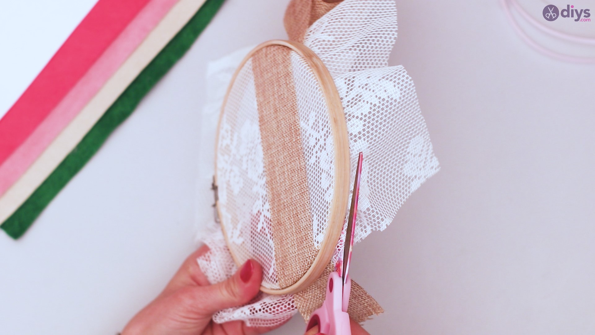 Diy embroidery hoop wall decor tutorial step by step (7)