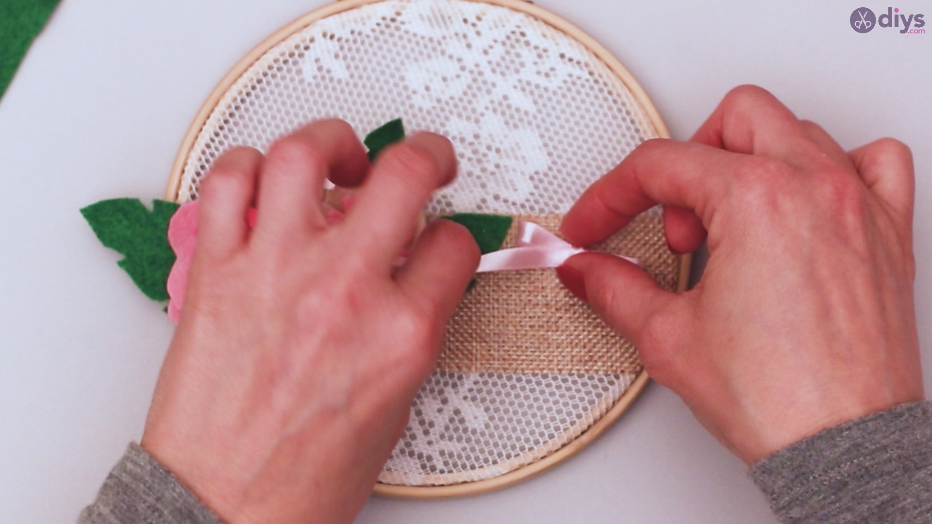 Diy embroidery hoop wall decor tutorial step by step (70)