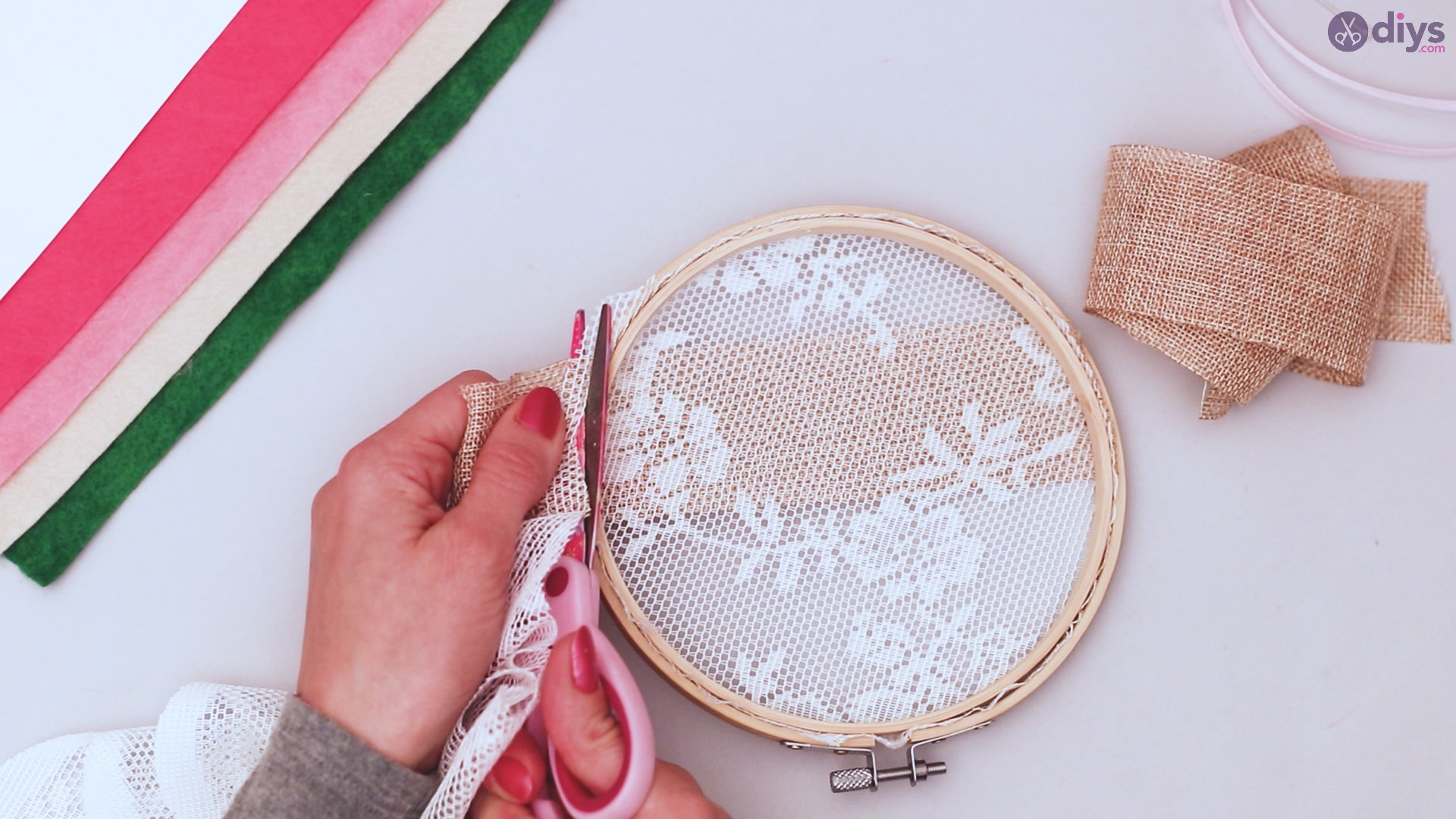 Diy embroidery hoop wall decor tutorial step by step (9)