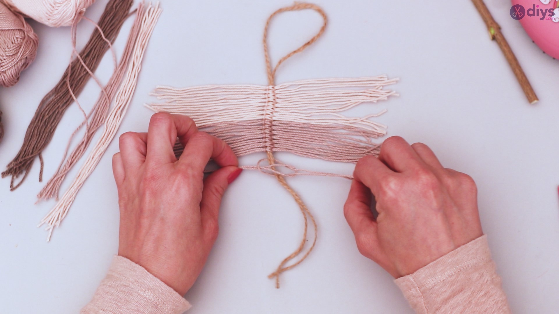Diy yarn leaf wall decor tutorial (21)
