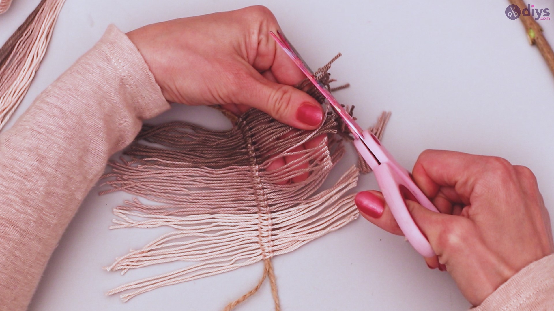 Diy yarn leaf wall decor tutorial (26)