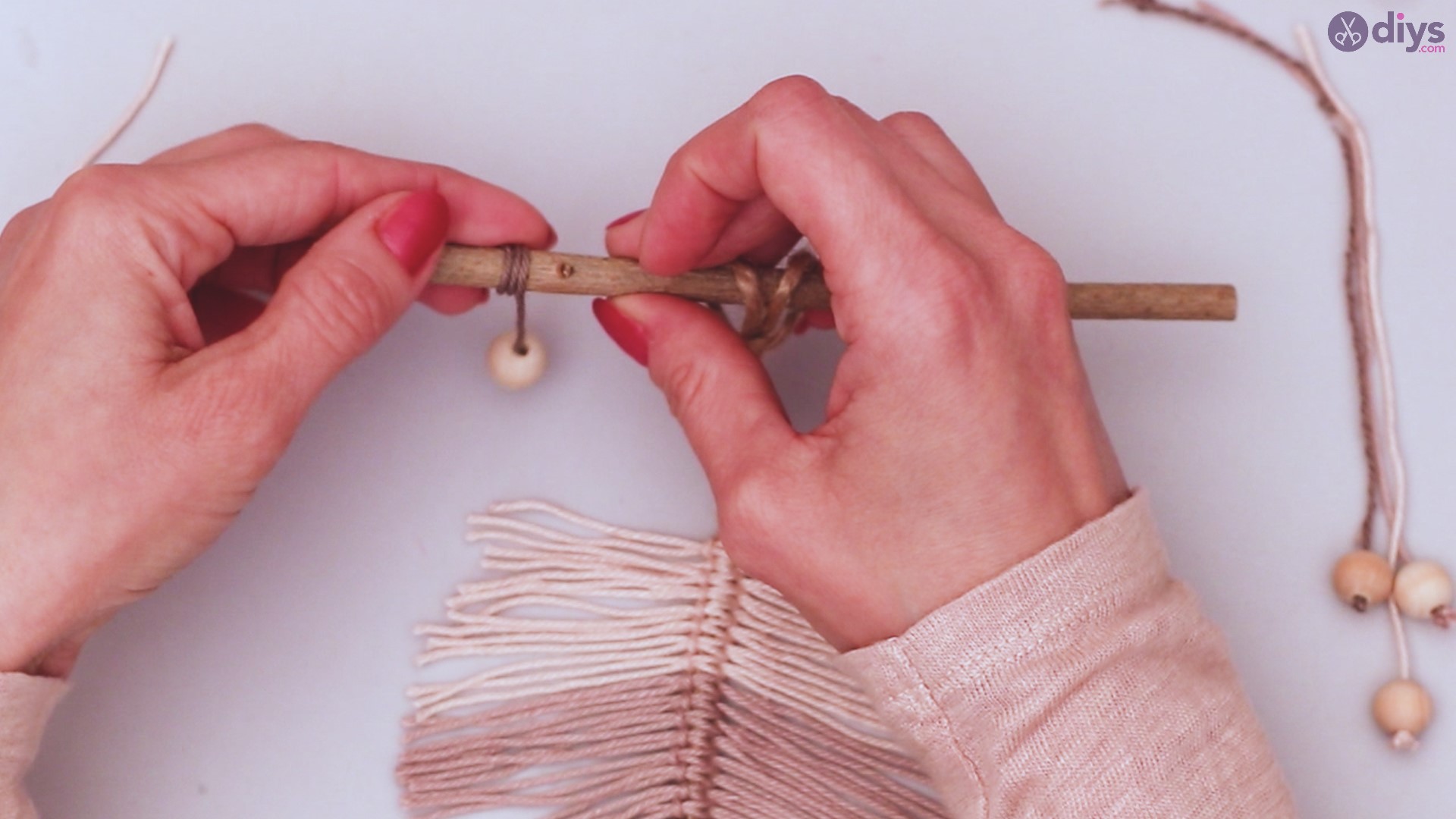 Diy yarn leaf wall decor tutorial (40)