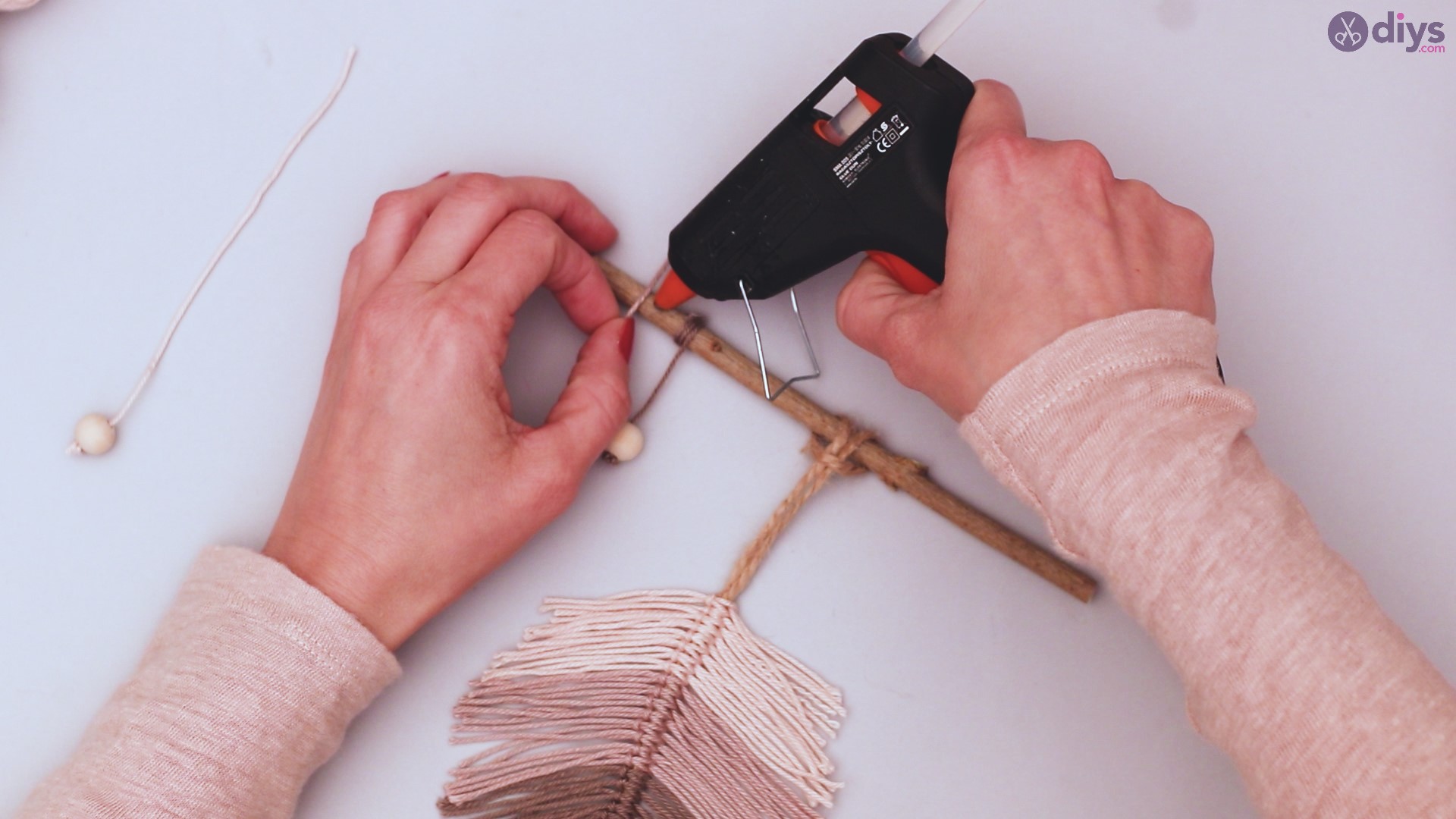 Diy yarn leaf wall decor tutorial (41)