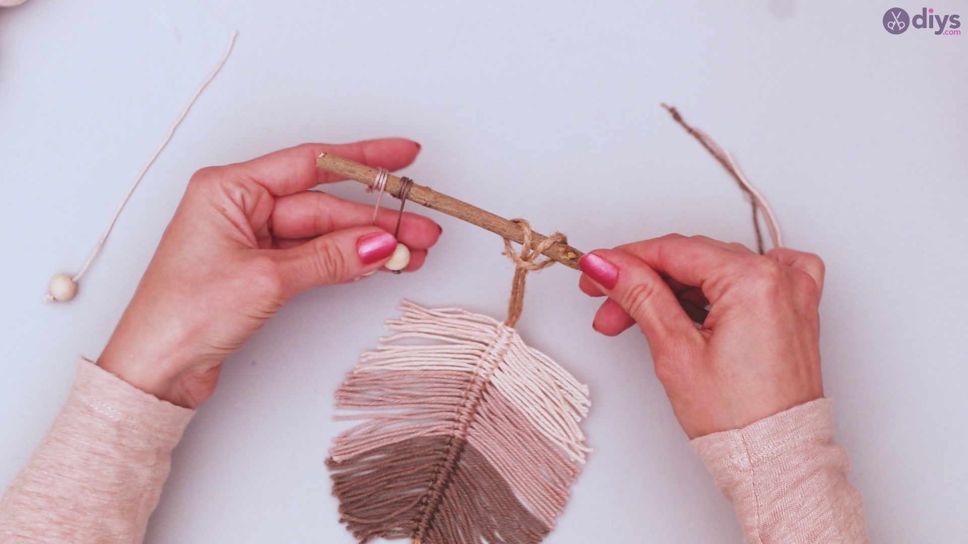 Diy yarn leaf wall decor tutorial (42)